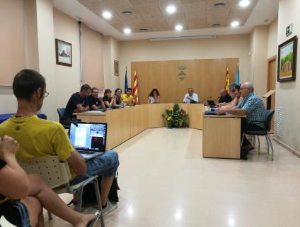 Membres de la candidatura de la CUP van enregistrar el plenari en vídeo, per publicar-lo a Internet