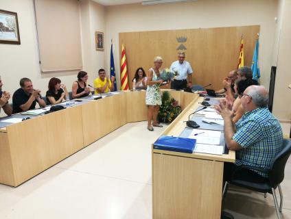 Asun García va rebre una placa i un ram de flors de mans de l'Alcalde
