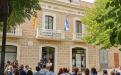 La façana de l'Ajuntament llueix el llaç groc i la pancarta