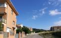 Vista del carrer sense nom des de la porta de l'Escola Sant Ramon