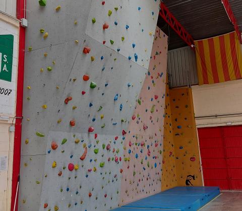 El rocòdrom és a l'interior del Pavelló Poliesportiu