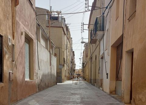 El nou paviment del carrer Joan Trenchs és tot a peu pla