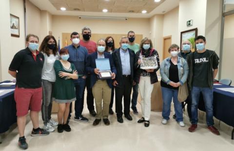 Els regidors i els homenatjats, al final de l'acte