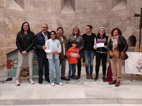 D'esquerra a dreta, Meritxell Pau, regidora d'Ensenyament; Mateu Montserrat, alcalde; Marina Griñó, accèssit categoria B; Assumpció Montserrat, directora de l'Escola Sant Ramon; Martí Hernández, guanyador categoria A; Araceli Canela, jurat; Marta Ferré, jurat; Anna Venteo, guanyadora categoria B i Rita Montcusí, jurat