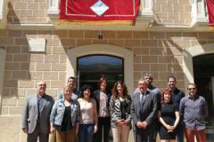 Els regidors, davant la façana de l'Ajuntament